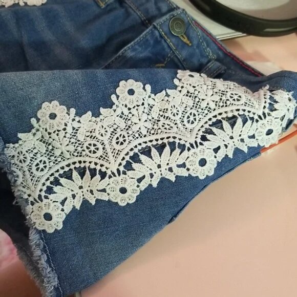 Vigoss Little girl jean shorts with embroidery detailing size 6 (D2) - Picture 4 of 4